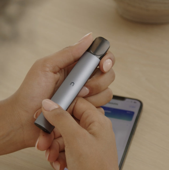 nuumi Vaporizer in der Hand einer Dame
